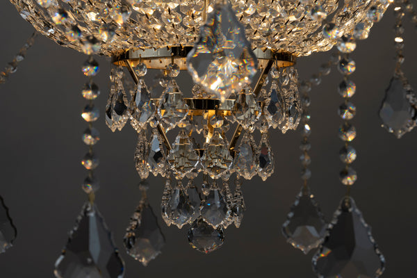 GLEAMING SPECTACLE : ASFOUR CRYSTAL CHANDELIER